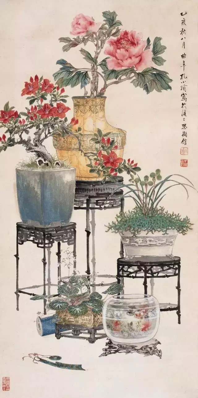 孔小瑜（1899－1984），原名宪英，生于慈溪庄桥孔家村。
擅长花卉博古，追求形象逼真，笔意松动逸格。并刻苦练就了强记默写的本领，从三代青铜器外，广涉人物、翎毛、走兽、鱼虫手到形俱，呼之欲出，无所不精。其博古画与张善孖的虎、熊松泉的狮并称。其出众的表现力人称任佰年后第一人，为“海上画派”代表之一。