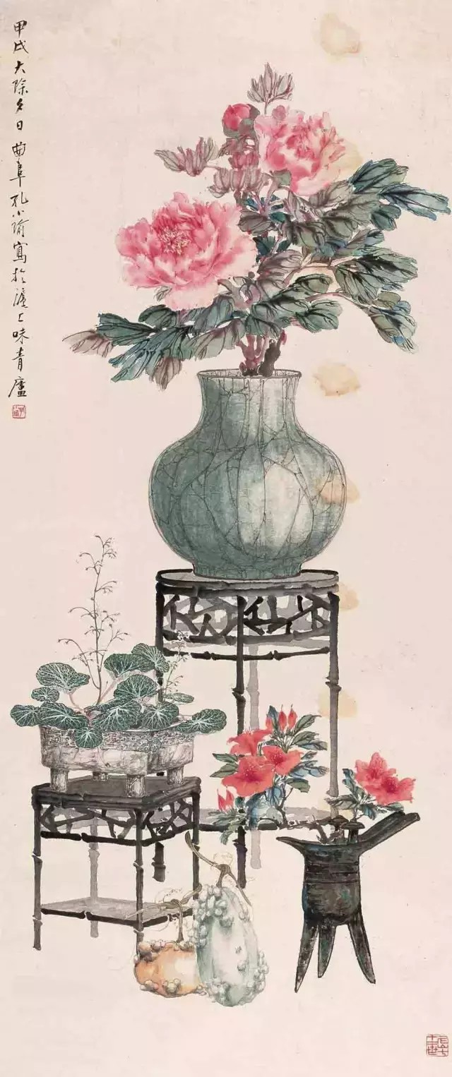 孔小瑜（1899－1984），原名宪英，生于慈溪庄桥孔家村。
擅长花卉博古，追求形象逼真，笔意松动逸格。并刻苦练就了强记默写的本领，从三代青铜器外，广涉人物、翎毛、走兽、鱼虫手到形俱，呼之欲出，无所不精。其博古画与张善孖的虎、熊松泉的狮并称。其出众的表现力人称任佰年后第一人，为“海上画派”代表之一。