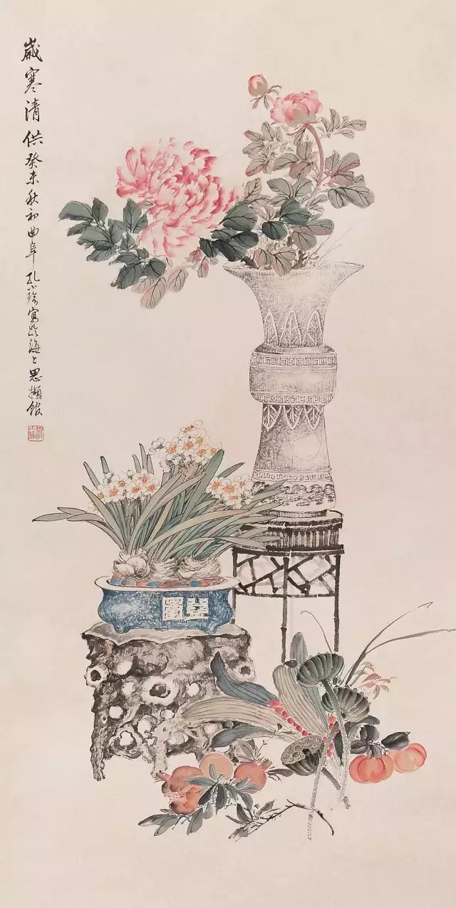 孔小瑜（1899－1984），原名宪英，生于慈溪庄桥孔家村。
擅长花卉博古，追求形象逼真，笔意松动逸格。并刻苦练就了强记默写的本领，从三代青铜器外，广涉人物、翎毛、走兽、鱼虫手到形俱，呼之欲出，无所不精。其博古画与张善孖的虎、熊松泉的狮并称。其出众的表现力人称任佰年后第一人，为“海上画派”代表之一。