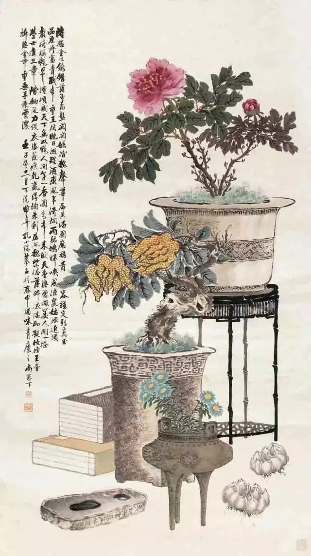 孔小瑜（1899－1984），原名宪英，生于慈溪庄桥孔家村。
擅长花卉博古，追求形象逼真，笔意松动逸格。并刻苦练就了强记默写的本领，从三代青铜器外，广涉人物、翎毛、走兽、鱼虫手到形俱，呼之欲出，无所不精。其博古画与张善孖的虎、熊松泉的狮并称。其出众的表现力人称任佰年后第一人，为“海上画派”代表之一。