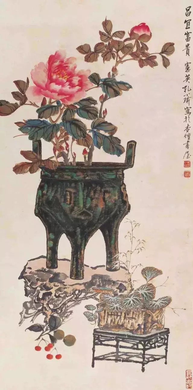 孔小瑜（1899－1984），原名宪英，生于慈溪庄桥孔家村。
擅长花卉博古，追求形象逼真，笔意松动逸格。并刻苦练就了强记默写的本领，从三代青铜器外，广涉人物、翎毛、走兽、鱼虫手到形俱，呼之欲出，无所不精。其博古画与张善孖的虎、熊松泉的狮并称。其出众的表现力人称任佰年后第一人，为“海上画派”代表之一。