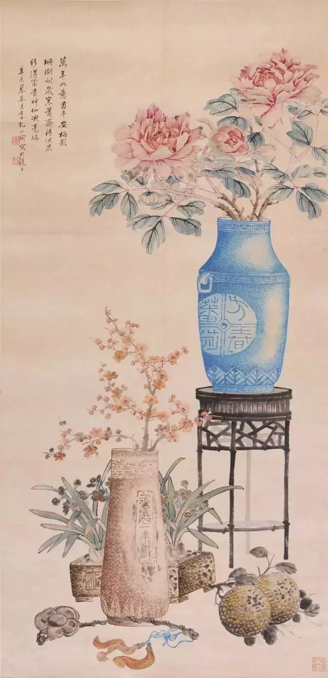 孔小瑜（1899－1984），原名宪英，生于慈溪庄桥孔家村。
擅长花卉博古，追求形象逼真，笔意松动逸格。并刻苦练就了强记默写的本领，从三代青铜器外，广涉人物、翎毛、走兽、鱼虫手到形俱，呼之欲出，无所不精。其博古画与张善孖的虎、熊松泉的狮并称。其出众的表现力人称任佰年后第一人，为“海上画派”代表之一。