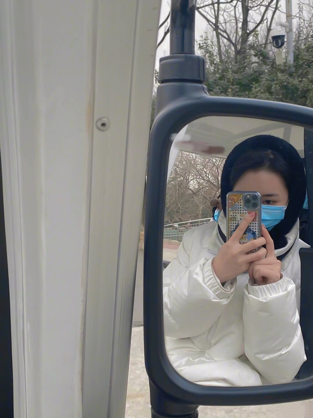 蒋依依
cr.奔赴11号星球