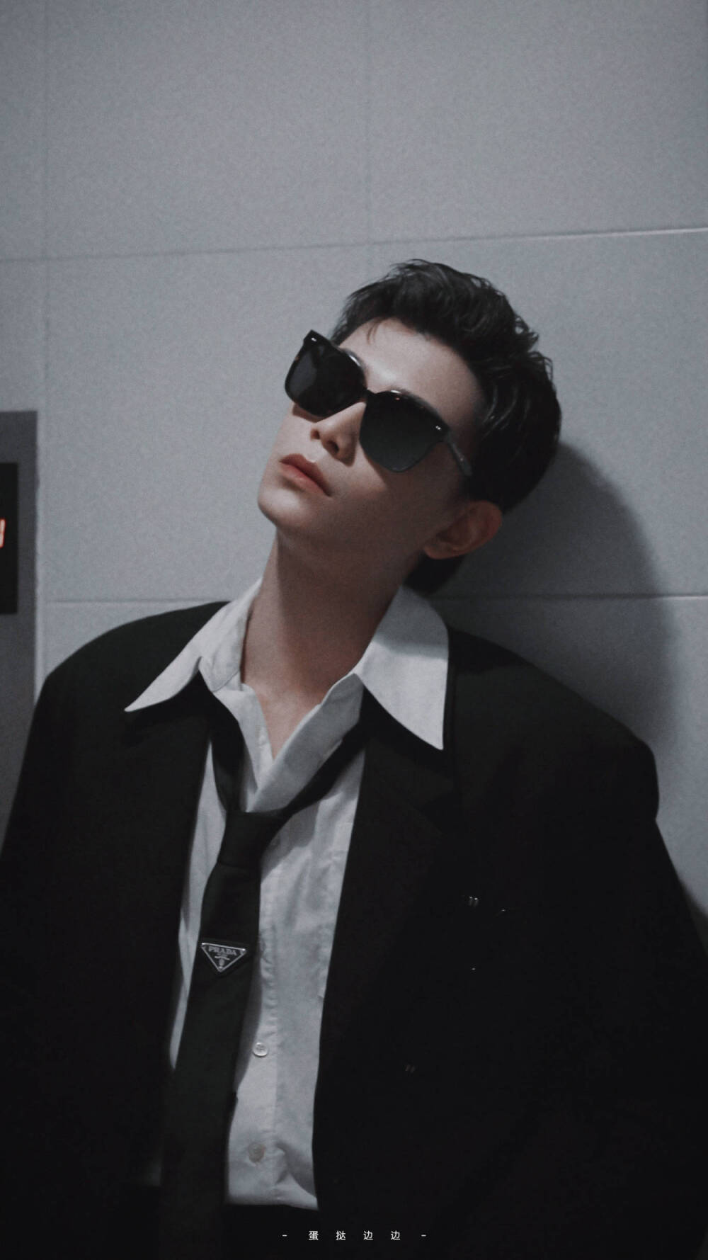 丁禹兮西装墨镜头像壁纸