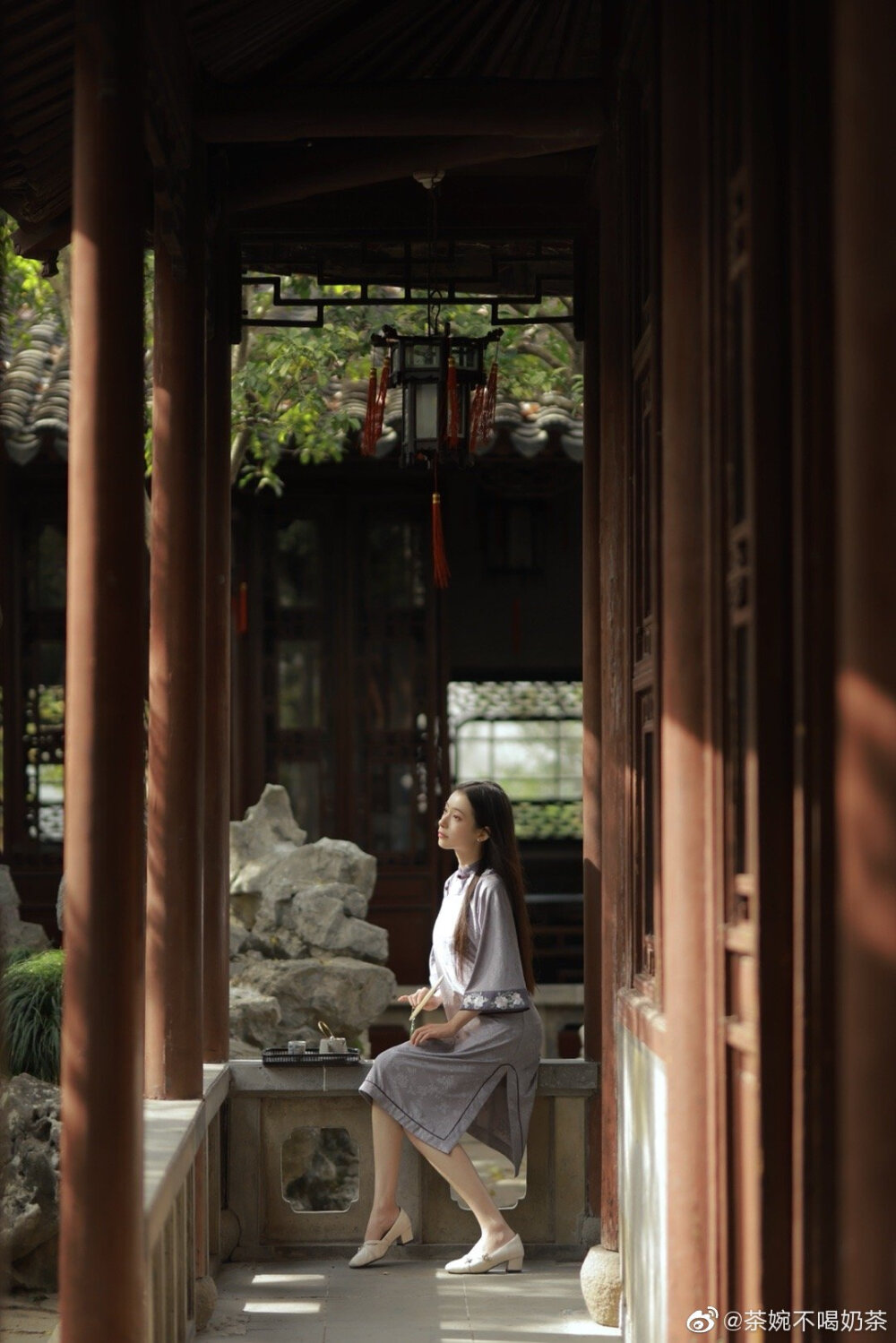 #宁波约拍#
永远向温柔低头 温柔到骨子的旗袍写真
仙女@弥璎呀
旗袍@子颂东方美学游园惊梦
妆发@_是叶璃呀_
摄影，后期@茶婉不喝奶茶
同行@April @_是叶璃呀_ 感恩
#宁波汉服##宁波约拍##宁波汉服##摄影##杭州约拍##江浙沪约拍#