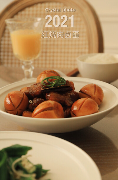 [太阳]五月二日[太阳]
宅家好好吃个饭
西班牙橄榄五花肉
名字好噱头耶[吃瓜]
很久没吃红烧肉卤蛋
一小盘一顿光[馋嘴]
清蒸白水鱼
九层塔木棉豆腐竹笋煲
白灼秋葵
鲜榨橙汁
白色与紫色的紫罗兰太温柔 ​​​