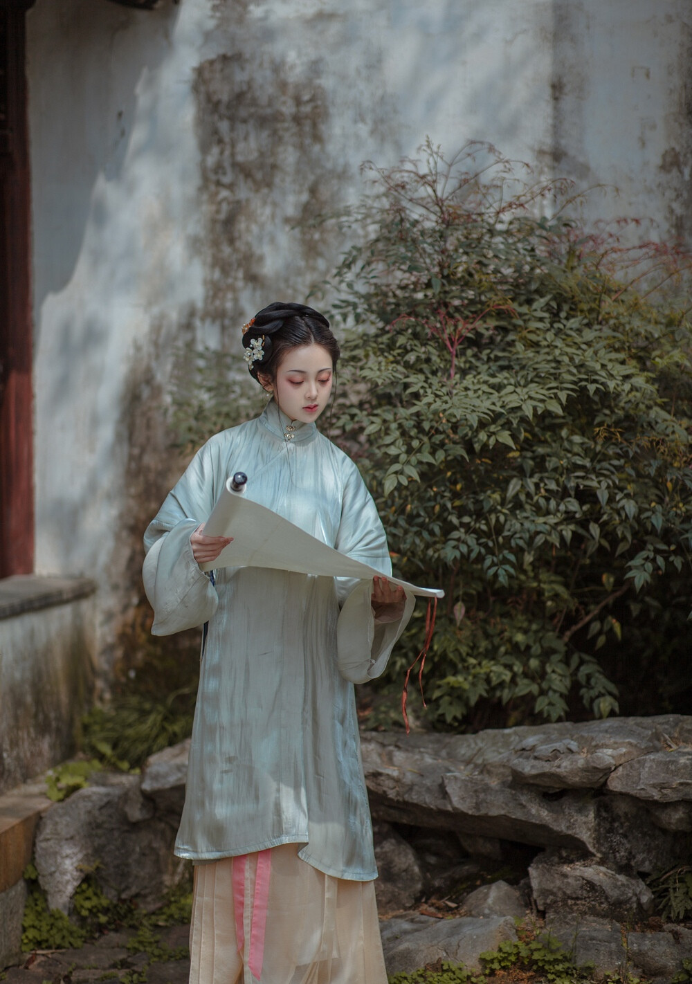 小山重叠金明灭,鬓云欲度香腮雪.懒起画蛾眉,弄妆梳洗迟.