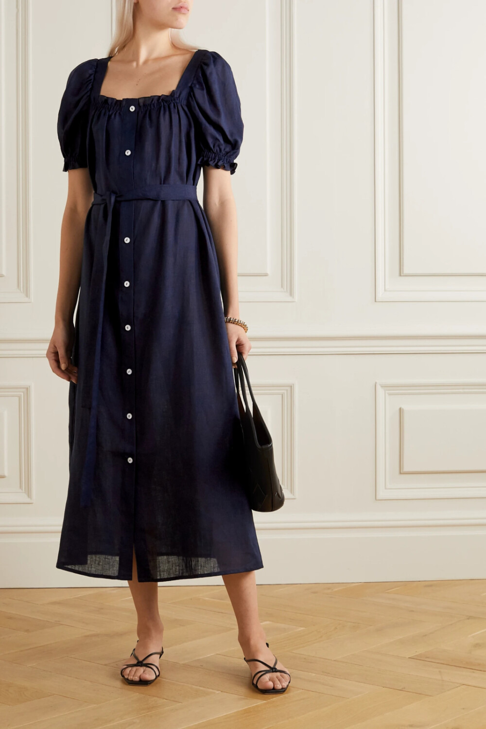 Sleeper 两位创始人注重品质工艺，所有作品都由品牌内部的巧匠团队精心制成。这款 “Brigitte” 亚麻中长连衣裙便是其中的手制佳作，方形领口秀出精致锁骨，蓬蓬袖为你修饰肩臂线条。不妨系上随附腰带，收束略显宽松的廓形。