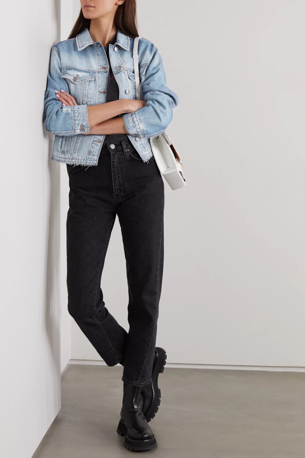 Ksubi 这款 “Tour” 夹克注定是你日常衣橱中的“当家花旦”。它以硬质牛仔布制成，微微下落的肩线突出宽松剪裁的衣身，毛边下摆道出不羁态度。将它与直筒牛仔裤同穿，则尤其精彩。