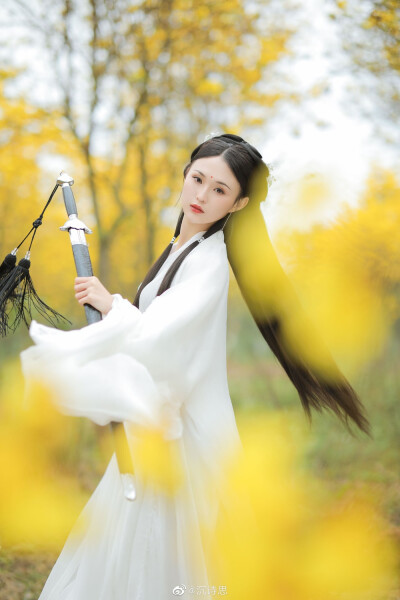 世事漫随流水,算来一梦浮生