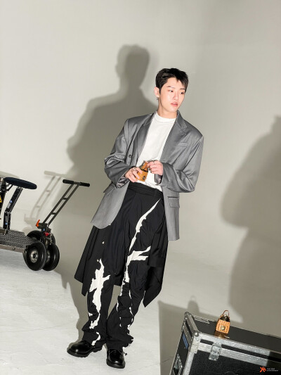 210503 WOODZ(曹承衍) X MCM DAZED KOREA 5月号 拍摄花絮❤️ 