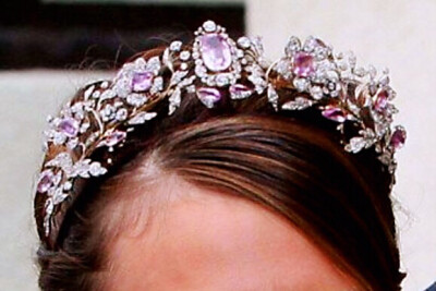 霍恩洛厄-兰根堡亲王家族的紫水晶钻石花冠（英国菲利普亲王大姐玛格丽塔的夫家），常规的花叶元素，还有配套的项链和耳环，应该是夫家的祖传珠宝