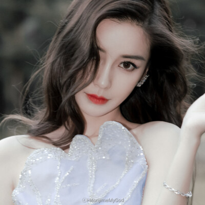 Angelababy/苏拾殷。
九宫格。