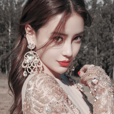 Angelababy/苏拾殷。
九宫格。