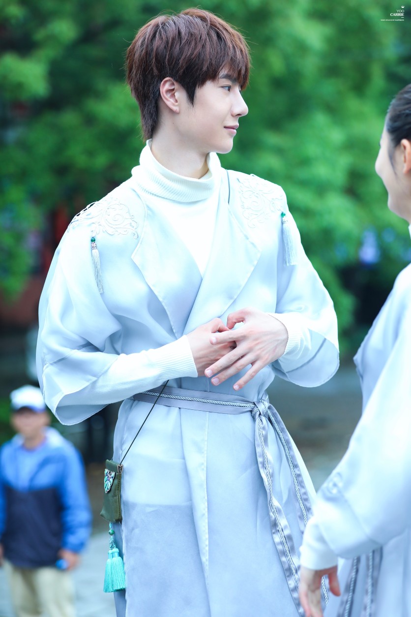 170504 私立蜀山学园媒体探班 @UNIQ-王一博 cr:logo