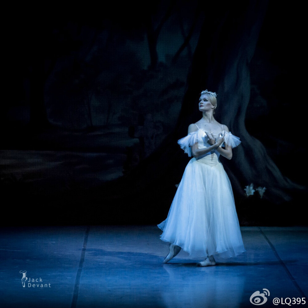 2014年9月13日米哈Ekaterina Borchenko（Myrtha，鬼王）等演出“吉赛尔”第二幕照片，摄影：Jack Devant. 