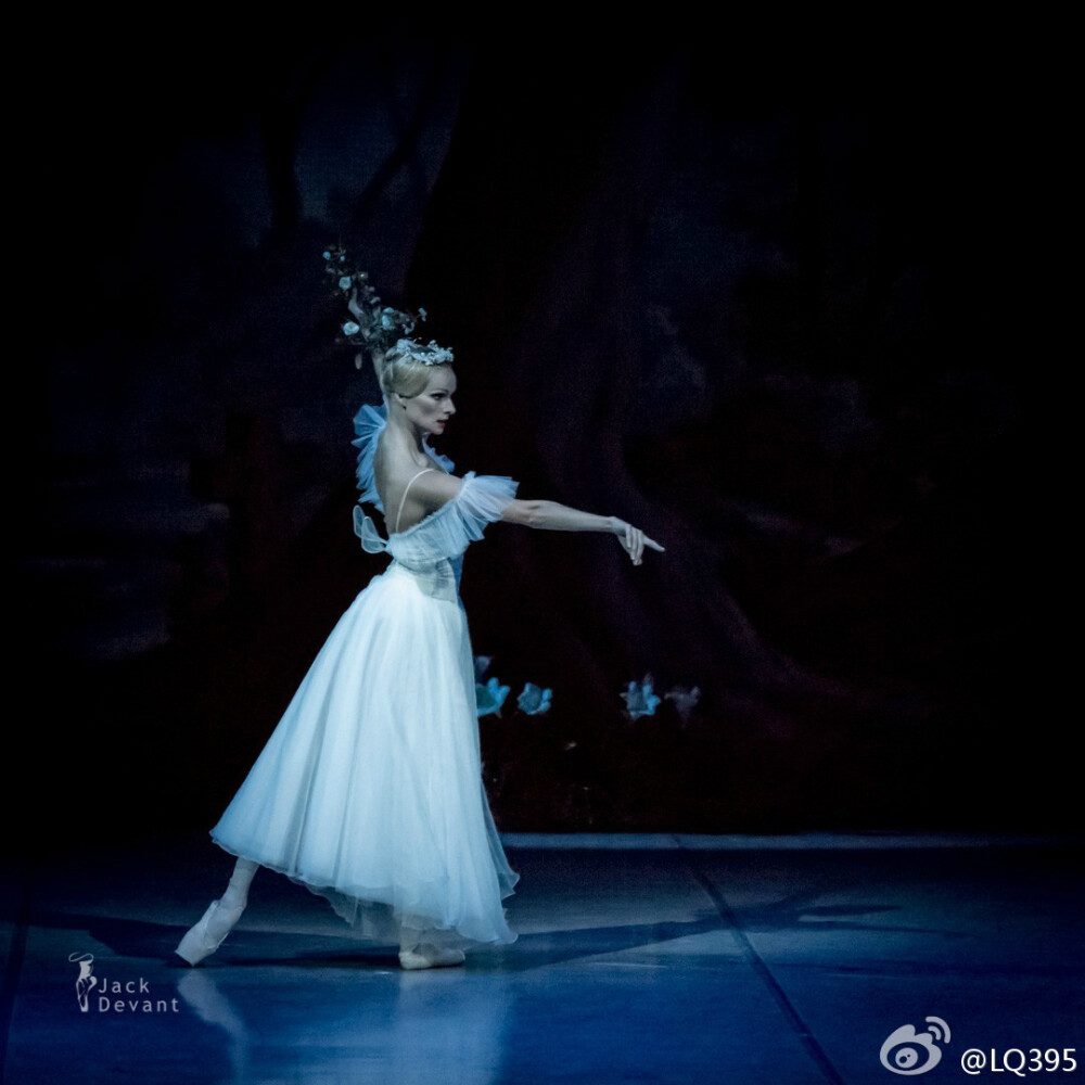 2014年9月13日米哈Ekaterina Borchenko（Myrtha，鬼王）等演出“吉赛尔”第二幕照片，摄影：Jack Devant. 