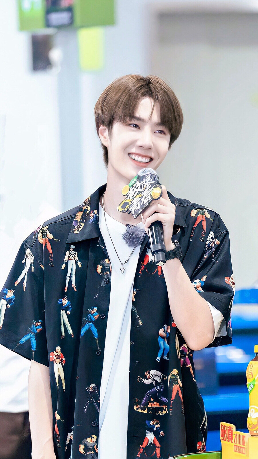 你如繁星在夜空泛起微光，在我们的平淡岁月中闪烁