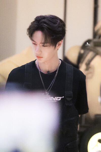 190727 王者荣耀体验展 @UNIQ-王一博 cr:logo