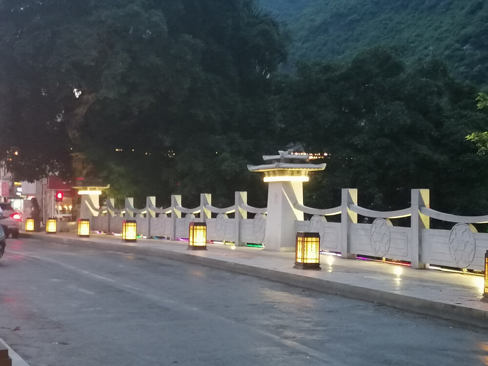 “北冥有鱼”
“其名为鲲”
“南冥有花”
“其名为春”
“春去秋来”
“海棠花开”
“春还鲲命”
“谁还秋情”