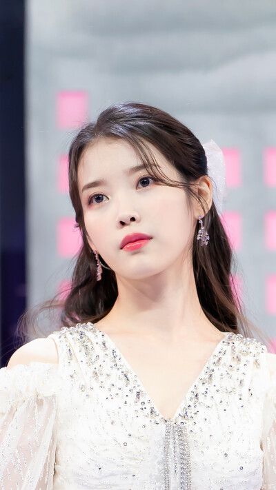 #IU##IU壁纸无水印#
IU手机壁纸｜修图9P ​
cr@__南宫_