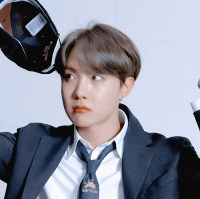 J-hopeeeee!
原cr你耳機落我家了