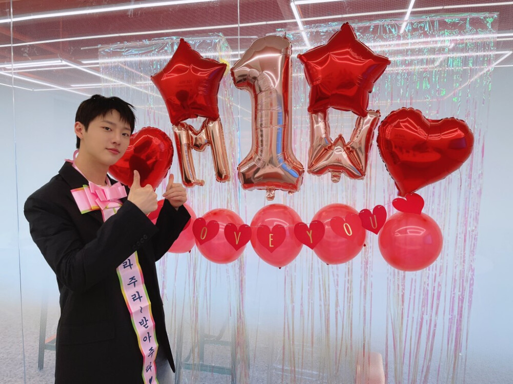 210505 承衍官推更新：
[STAFF HARD]
21.05.05
❤️HAPPY MOODZ DAY❤️
在MOODZ日, MOODZ时
WOODZ为了MOODZ准备的
rolling paper和抓周❤️
❤️礼物的话，有WOODZ就够了❤️