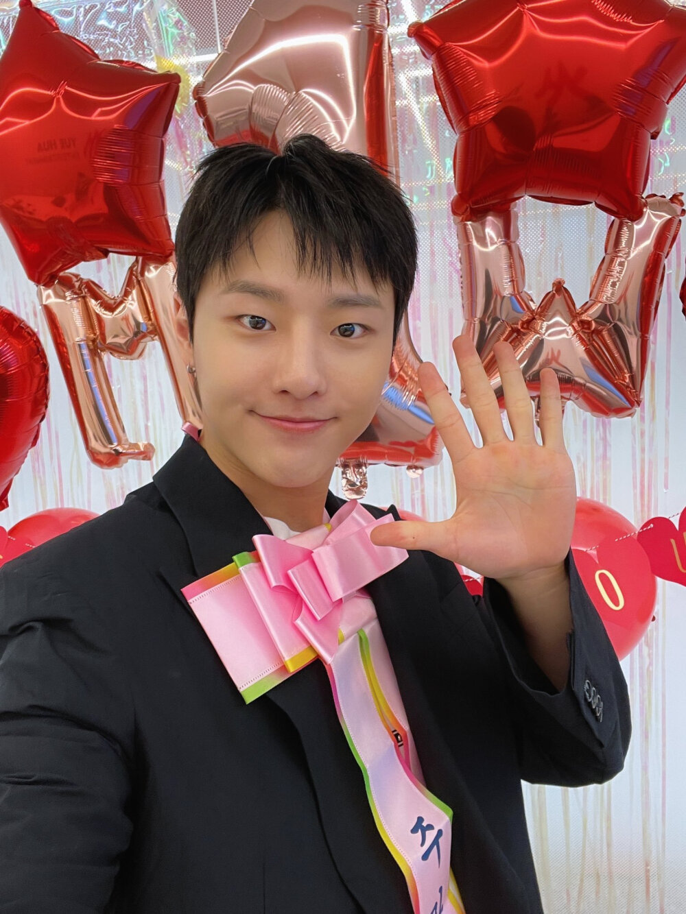 210505 承衍官推更新：
[STAFF HARD]
21.05.05
❤️HAPPY MOODZ DAY❤️
在MOODZ日, MOODZ时
WOODZ为了MOODZ准备的
rolling paper和抓周❤️
❤️礼物的话，有WOODZ就够了❤️