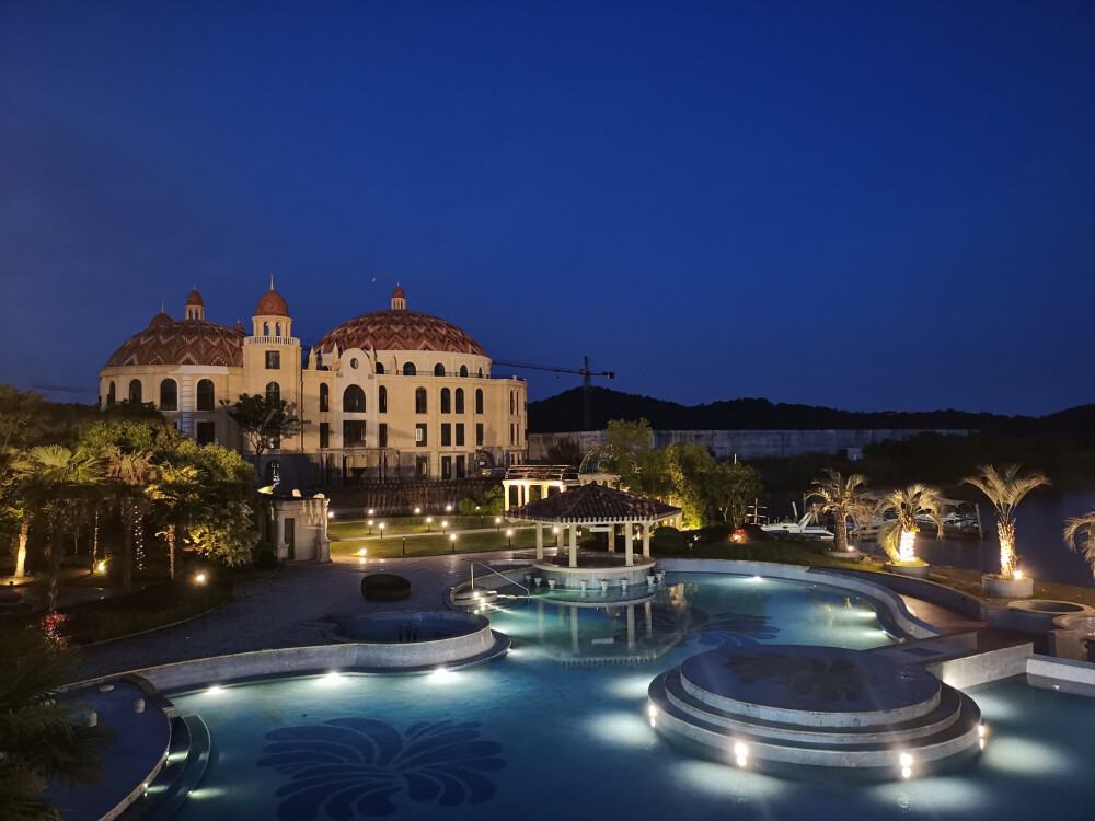 南京卧龙湖温德姆至尊豪廷度假酒店北望群山，东邻碧水，西靠艺术街区，集休闲、度假、娱乐为一体，200米外的水上码头集齐帆船、游艇、皮划艇等休闲运动项目，非常适合全家人前来度假、过周末。