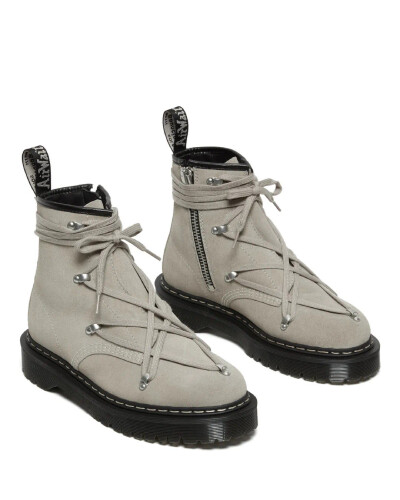 Rick Owens x Dr.Martens 第二波联名鞋款即将登场，本次合作将经典 1460、1461 进行重塑，同时还将推出一款 Gryphon 罗马凉鞋。据悉，此次联名鞋款将于 5 月 8 日在天猫旗舰店发售