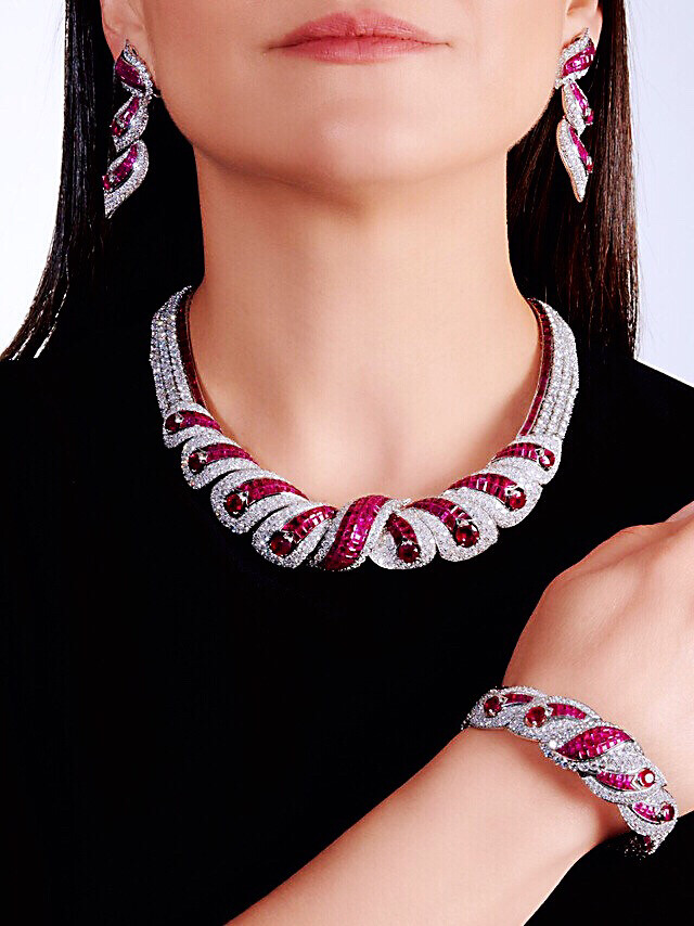 西班牙公主克里斯蒂娜戴过的穆瓦阿德（Mouawad）红宝石套装正在苏富比日内瓦场进行网上拍卖，现代风格的卷轴造型，用上了隐秘式镶嵌，有项链、耳环和配套手链三部分，共使用66克拉的红宝石，62克拉的钻石，苏富比方面给出的估价是5.5w～7.7w瑞士法郎