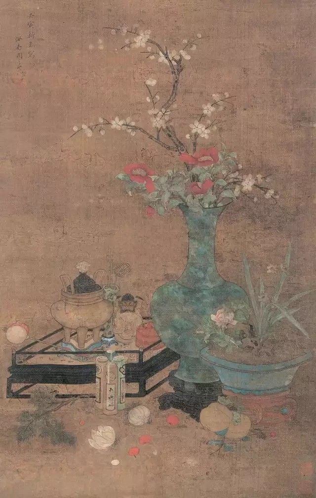 [明代]周之冕（款）《歲朝清供圖》，紙本設色，89×56cm。私人藏品。