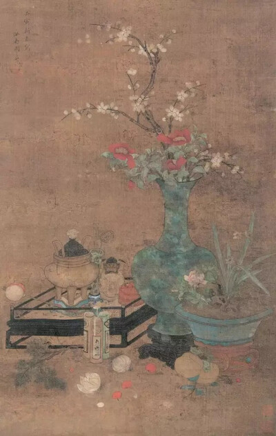 [明代]周之冕（款）《歲朝清供圖》，紙本設(shè)色，89×56cm。私人藏品。