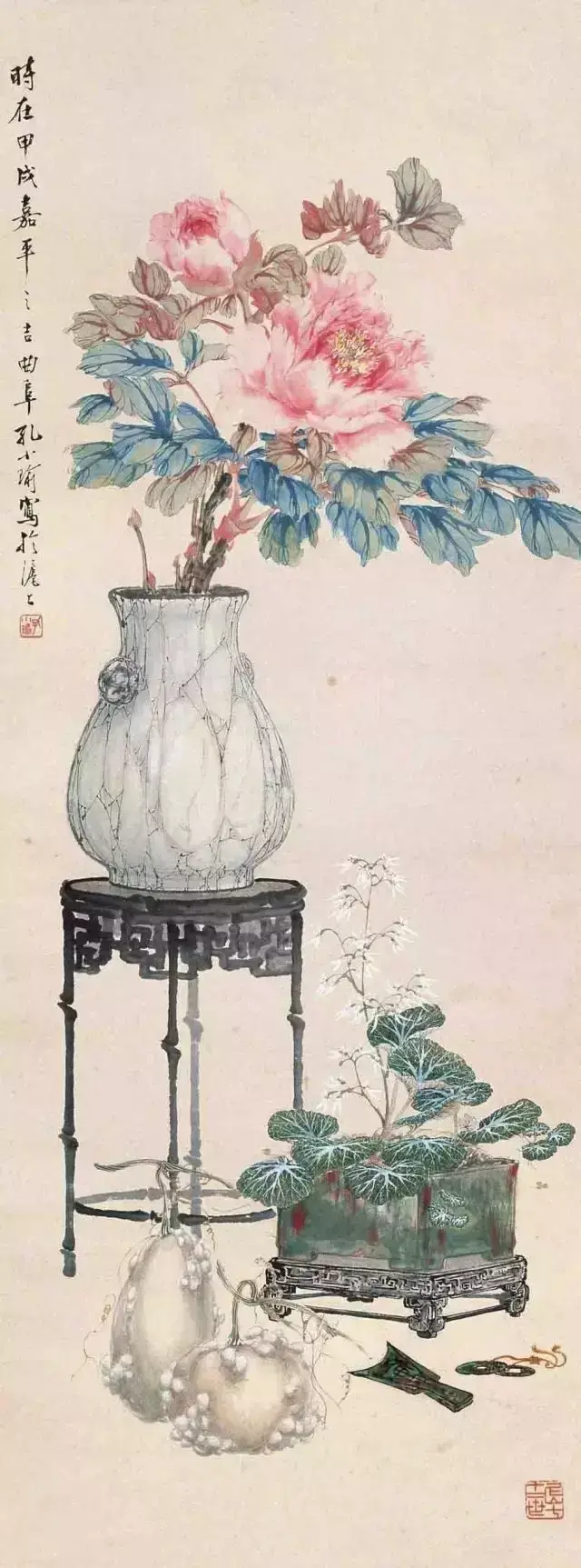 孔小瑜（1899-1984），祖籍曲阜，为孔圣后裔。原名宪英，生于慈溪庄桥孔家村。擅长花鸟、博古画。画风受任伯年影响，其博古画与张善子的虎、熊松泉的狮并称。其出众的表现力人称任佰年后第一人，为“海上画派”代表之一。历任上海文艺书画院画师、安徽艺术学校教师、安徽书画院副院长、中国美术家协会安徽分会理事。