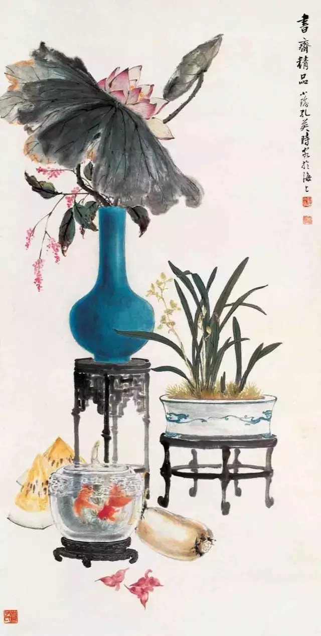 孔小瑜（1899-1984），祖籍曲阜，为孔圣后裔。原名宪英，生于慈溪庄桥孔家村。擅长花鸟、博古画。画风受任伯年影响，其博古画与张善子的虎、熊松泉的狮并称。其出众的表现力人称任佰年后第一人，为“海上画派”代表之一。历任上海文艺书画院画师、安徽艺术学校教师、安徽书画院副院长、中国美术家协会安徽分会理事。