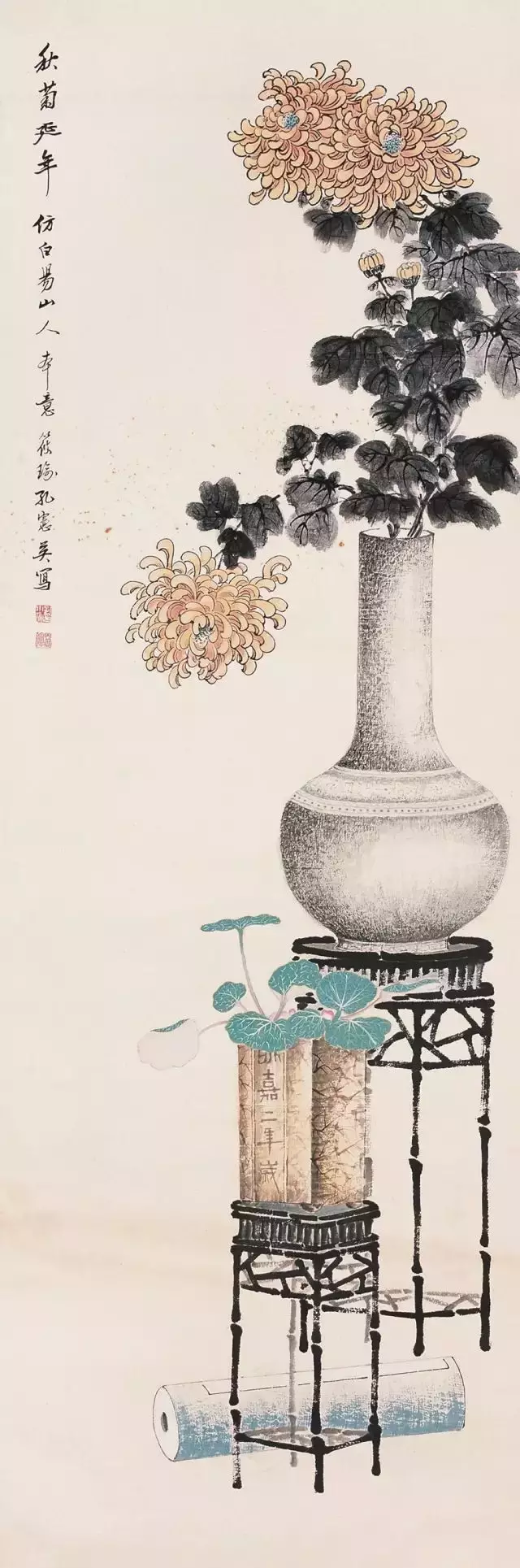 孔小瑜（1899-1984），祖籍曲阜，为孔圣后裔。原名宪英，生于慈溪庄桥孔家村。擅长花鸟、博古画。画风受任伯年影响，其博古画与张善子的虎、熊松泉的狮并称。其出众的表现力人称任佰年后第一人，为“海上画派”代表之一。历任上海文艺书画院画师、安徽艺术学校教师、安徽书画院副院长、中国美术家协会安徽分会理事。