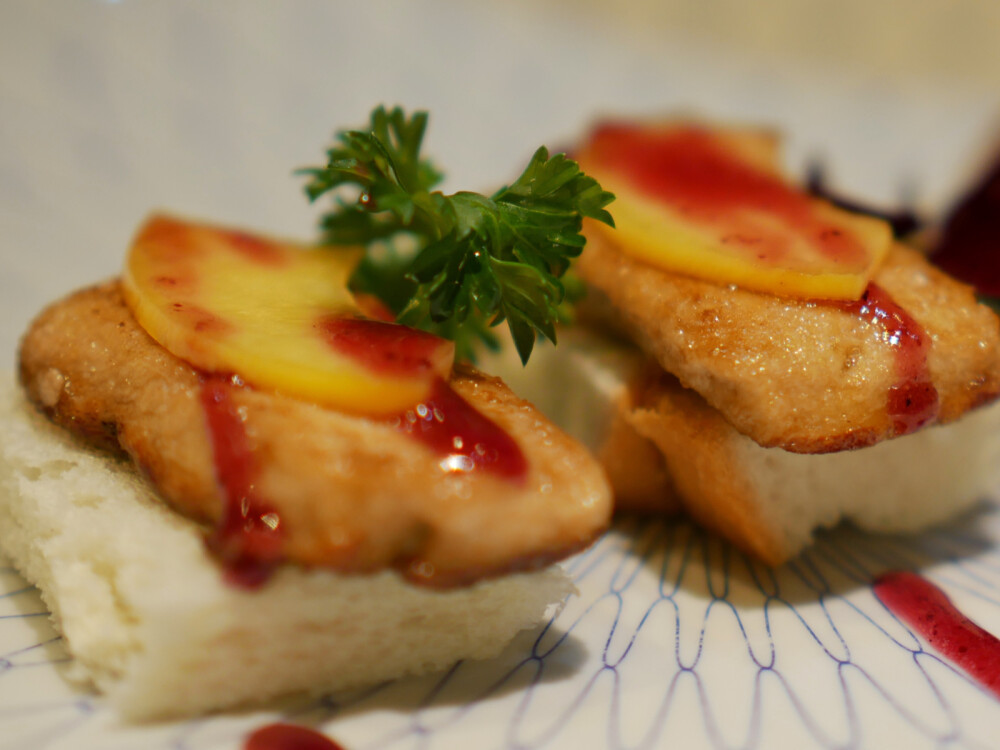 今晚牡丹虾吸饱王少鱼腩吸饱
炖煮牛舌针不戳 !! 酥而不烂绵绵软软
鹅肝爆浆搭配的蓝莓酱酸甜生津
蒸蛋里的白果性凉味苦却凭添了几分回味
明天开始就要告别霓虹料理咯不过我牛羊都不忌王少这样挑食的就难说咯哈哈哈哈哈哈