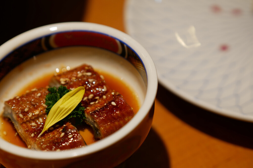 今晚牡丹虾吸饱王少鱼腩吸饱
炖煮牛舌针不戳 !! 酥而不烂绵绵软软
鹅肝爆浆搭配的蓝莓酱酸甜生津
蒸蛋里的白果性凉味苦却凭添了几分回味
明天开始就要告别霓虹料理咯不过我牛羊都不忌王少这样挑食的就难说咯哈哈哈哈哈哈