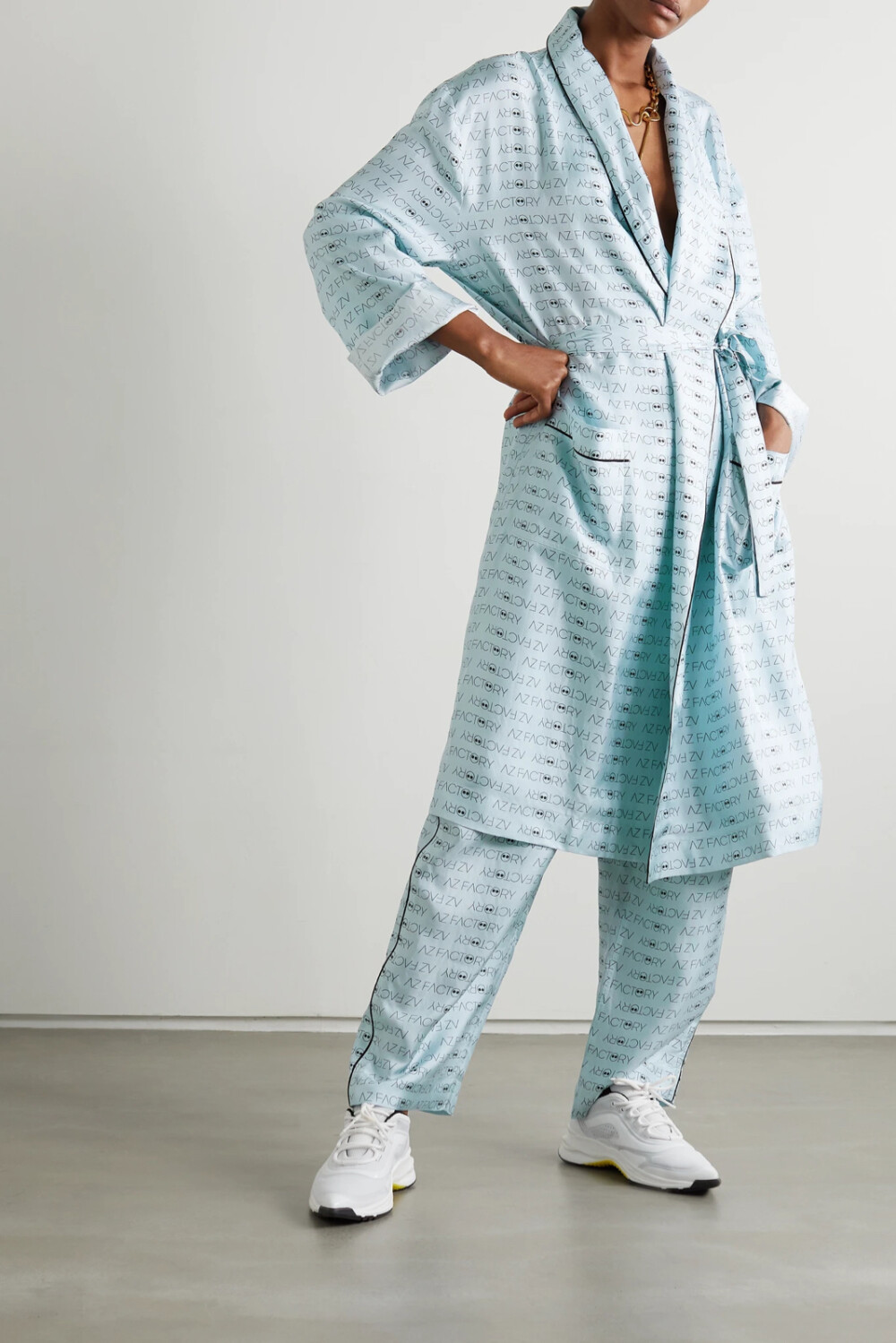 AZ Factory 是已故设计师 Alber Elbaz 的心血结晶，他深信家居服既要舒适又要迷人，应该拥有不输高定的奢华质感。这款 “Look But Don't Touch” 睡袍出自品牌 “Pijama” 系列，是以亮泽的真丝斜纹布裁成，宽松衣身印有品牌 Logo 字母，建议用随附腰带收束腰身。