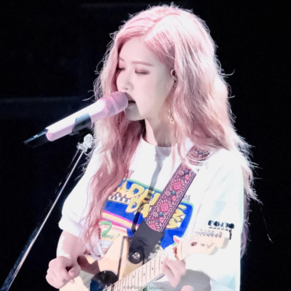 “我终会等到你站到舞台上绽放光芒！”
rosé★冤琴
©TadyDotCom