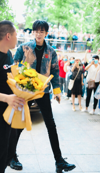 刘宇宁 鲜厨100第二季录制
cr. 刘宇宁·s刘家菇凉