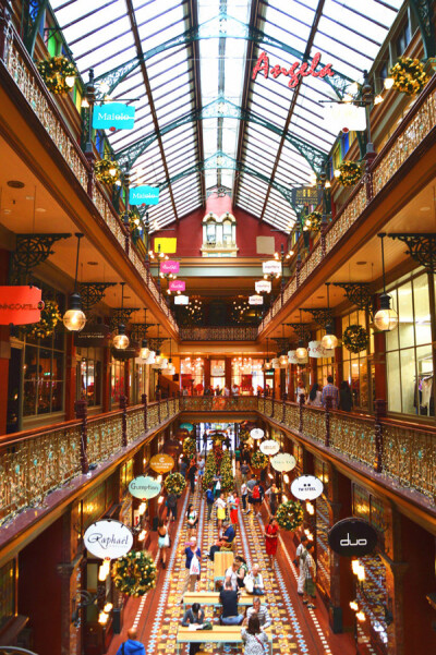 维多利亚女皇大楼 QVB（Queen Victoria Building）是一座建于1898年的拜占庭式建筑。它完美地结合了复古与现代双重元素，曾被世界服装设计大师皮尔·卡丹誉为“全世界最漂亮的购物中心”。这座一百年前的农产品市场，…