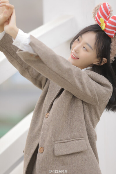 放学等我
摄影：@四鱼阿鱼
#杭州约拍##成都约拍##天津约拍##北京约拍##胶片##写真# ​​​