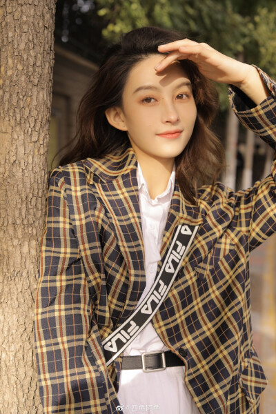“天气很棒 你也很甜”
摄影：@四鱼阿鱼
#杭州约拍##成都约拍##天津约拍##北京约拍##胶片##写真# ​​​