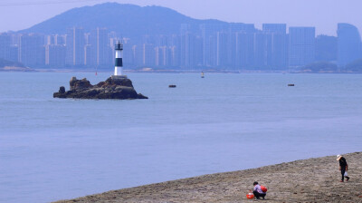 天空是蔚蓝色，窗外有千纸鹤#海#