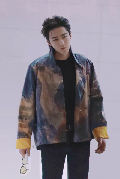 刘宇宁 鲜厨100第二季下班 大背头
cr. 刘宇宁·s刘家菇凉