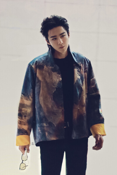 刘宇宁 鲜厨100第二季下班 大背头
cr. 刘宇宁·s刘家菇凉