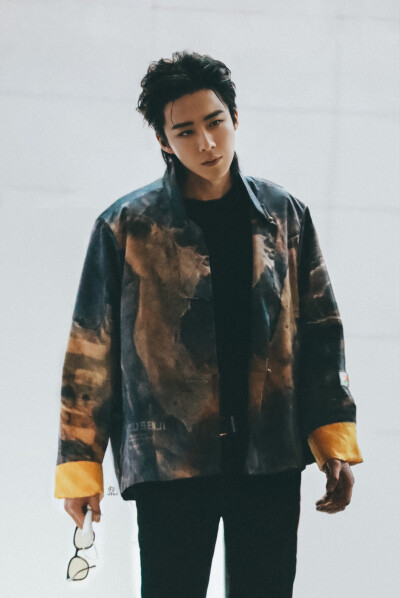 刘宇宁 鲜厨100第二季下班 大背头
cr. 刘宇宁·s刘家菇凉