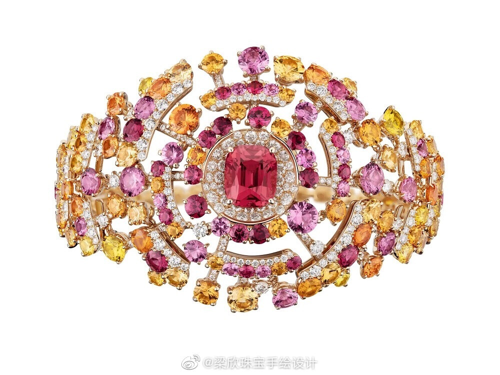 Chanel 推出新一季高级珠宝系列——「N°5」，为纪念同名香水诞生100周年特别设计。新作的灵感汲取自 N°5 香水的5个标志性特征，包括八角形瓶盖、八角形瓶身、天然花材原料、四溢的香气以及数字名称「5」，设计师搭配瑰丽的钻石和彩宝镶嵌，呈现123件独一款作品。