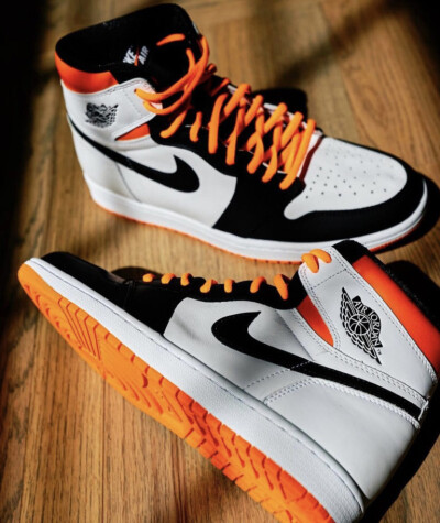 Air Jordan 1 High OG
「Electro Orange」